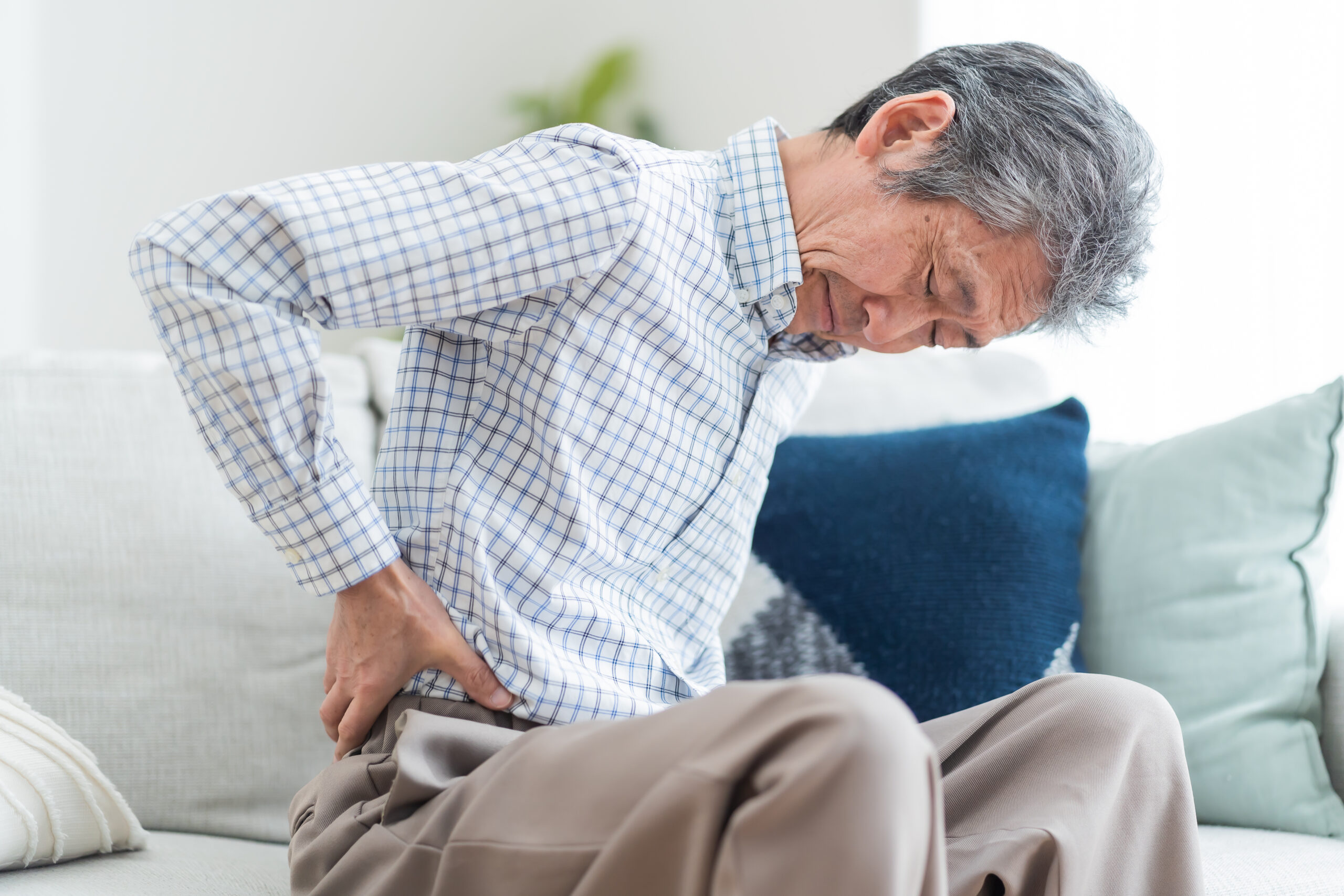 腰が痛い人