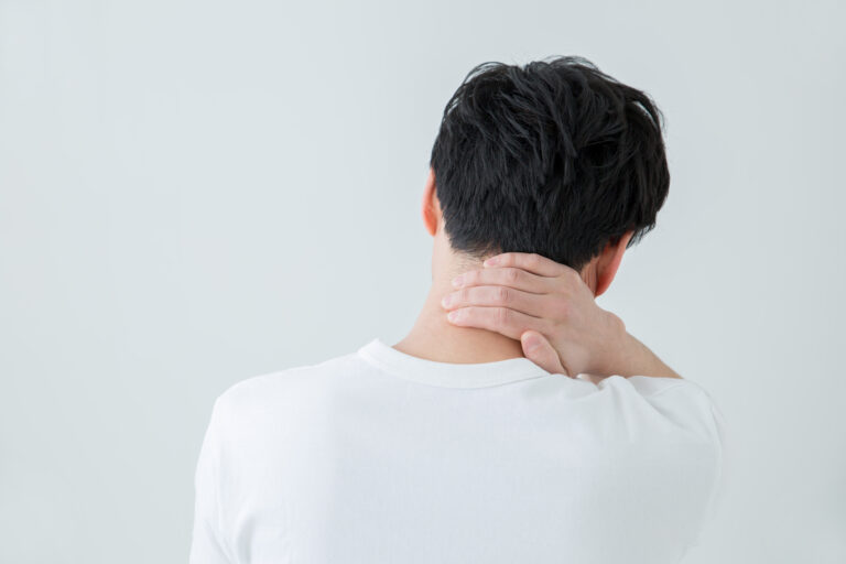 首が痛い人のイメージ