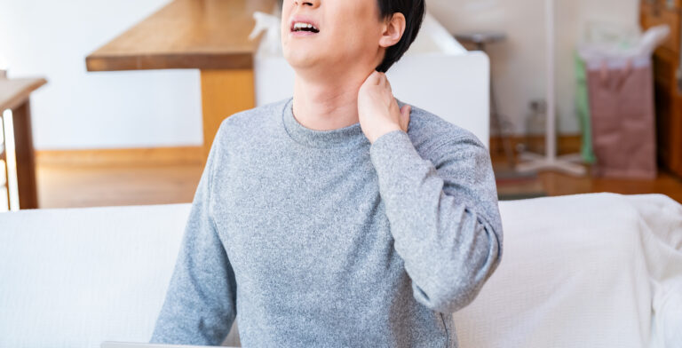 首が痛い人のイメージ