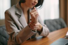 手足や腰の痛みやしびれの原因は「脊柱管狭窄症」かも、慢性的な痛みも和らげる再生医療もご紹介