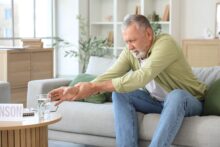 パーキンソン病の症状は？原因と再生医療による治療の可能性を解説