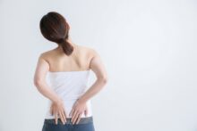 腰の痛みは「すべり症」が原因かも？ 原因・症状・治療法を解説