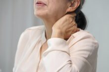 首や背中の痺れ、年齢のせいじゃない！？脊椎疾患「後縦靱帯骨化症」を幹細胞を使った再生医療で治療する方法