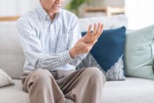 黄色靱帯骨化症は治る？手術しかないと思っていませんか？再生医療という新たな選択肢とは