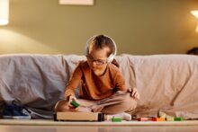 自閉症の子供たちの発育を助ける新しい可能性とは？再生医療で注目される「幹細胞治療」について
