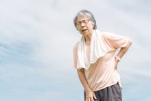 【注意】夏に起こる腰痛は自律神経の乱れ⁉原因と対処法を詳しく解説