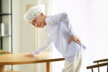 中高年に多い腰椎変性側弯症とは？　加齢による腰痛や痺れの原因について