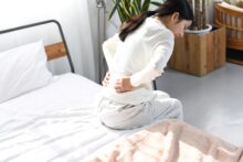 ぎっくり腰の原因と治療法｜症状が長引く場合に考えられる病気と日帰り手術も紹介