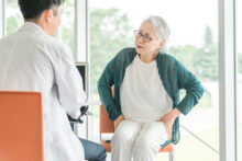 変形性股関節症を手術しないで治す方法はある？再生医療による新しい治療法を解説