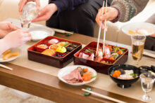 年末年始は腰痛に注意！腰が痛みやすい原因や予防法を解説