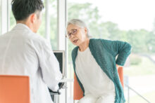 脊柱管狭窄症と側弯症・後弯症が合併していても日帰り腰痛手術はできる？