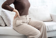 「坐骨で座る」ってどういうこと？坐骨を使った適切な座り方のコツを解説