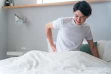ぎっくり腰が楽になる寝方は？避けるべき姿勢や受診の目安も解説