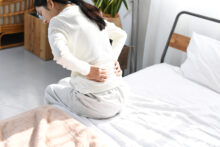 朝起きると腰が痛いときの対策とは？原因や受診の目安も解説