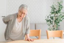 脊柱管狭窄症の原因となる「黄色靭帯肥厚」とは？日帰り腰痛手術PELという選択肢
