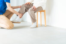 変形性膝関節症の治療費用はどのくらい？手術と再生医療の相場を解説