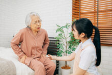 変形性股関節症の手術や再生医療の費用は？選択肢と相場を解説
