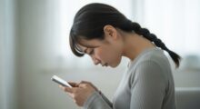 スマホやPCで起こりやすい現代病「ストレートネック」原因や症状を解説