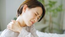 慢性的な首の痛みの原因は？セルフチェックとストレッチで対処しよう